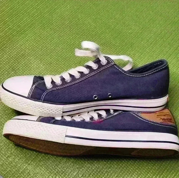 Men's Levi's Strauss navy blue canvas,lace-up, casual  tennisshoe size 9.5 nice - Picture 1 of 16